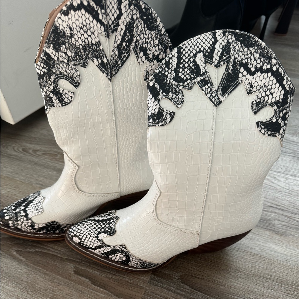 Brand new white snakeskin cowboy boot size 7